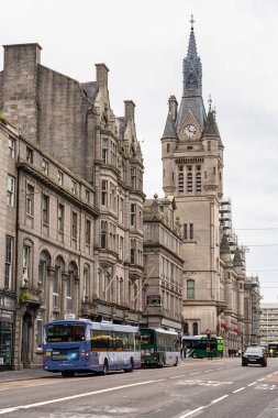 Aberdeen, İskoçya, 17 Ağustos 2023: Şehrin ana caddesi gri granit binalar, Union Caddesi