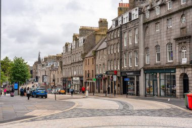 Aberdeen, İskoçya, 17 Ağustos 2023: Birden fazla dükkan ve yayaya sahip şehrin alışveriş caddesi