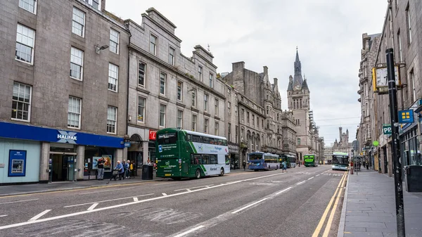 Aberdeen, İskoçya, 17 Ağustos 2023: Şehrin ana caddesi gri granit binalar, Union Caddesi