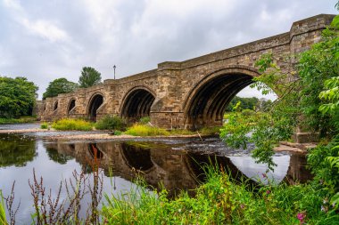 İskoçya 'nın Aberdeen şehrindeki Dee Nehri üzerindeki ortaçağ taş köprüsü.