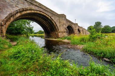 İskoçya 'nın Aberdeen şehrindeki Dee Nehri üzerindeki ortaçağ taş köprüsü.