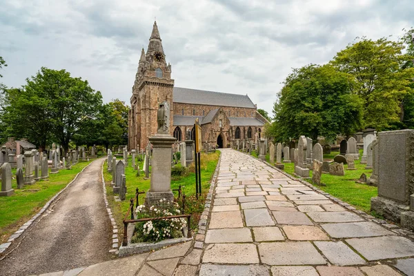 Kapısında mezarlık ve ortaçağ inşaatı bulunan St. Machars Katedrali, Aberdeen, İskoçya