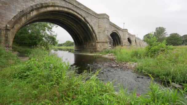 Puente Medieval Piedra Sobre Río Dee Ciudad Aberdeen Escocia — Vídeos de Stock