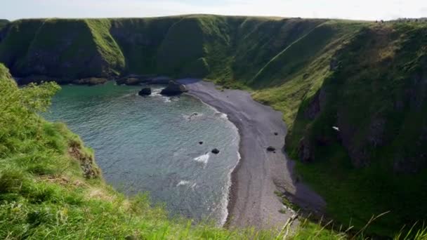 Acantilados Que Conducen Una Playa Aislada Costa Este Escocia Aberdeen — Vídeos de Stock