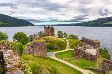 İngiltere, İskoçya 'da Loch Ness' in yanındaki ortaçağ Urquhart Kalesi 'nin kalıntıları.