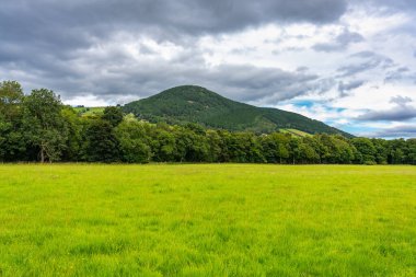 İskoçya 'daki Loch Ness yakınlarındaki yeşil dağ manzarası, kopyalanmış fotoğraf