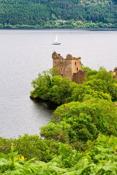 Loch Ness kıyısındaki Ortaçağ Urquhart Şatosu İskoçya 'nın güzel manzarasına bakan bir tepenin üzerinde.