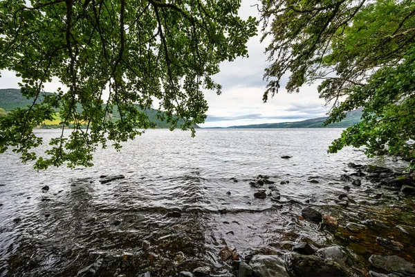 Loch Ness Partja Skóciában Tele Növényzettel Fákkal Híres Szörnyéről Nessiről — Stock Fotó