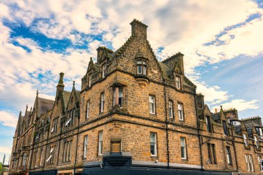 İngiltere 'de bir yaz günü gün batımında İskoç şehri Inverness' te ortaçağ binaları
