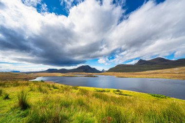 Ullapool yakınlarındaki Kuzey Batı İskoçya 'daki Knochan Kayalıkları' nın Panoraması.
