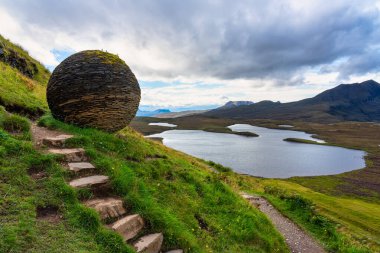 Ullapool yakınlarındaki Kuzey Batı İskoçya 'daki Knochan Kayalıkları' nın Panoraması.