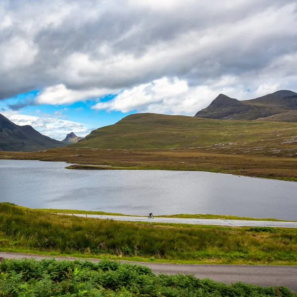 Ciclista Montando Una Carretera Alta Montaña Costa Oeste Escocia Highlands — Foto de Stock