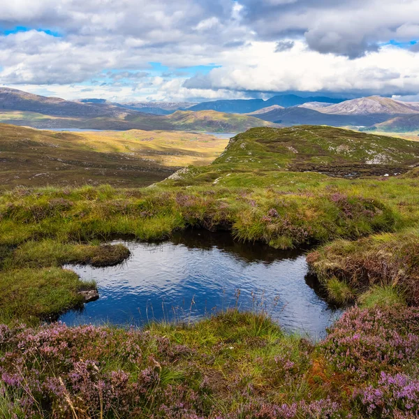 Pequeno Lago Topo Das Montanhas Verdes Perto Ullapol Escócia Reino — Fotografia de Stock
