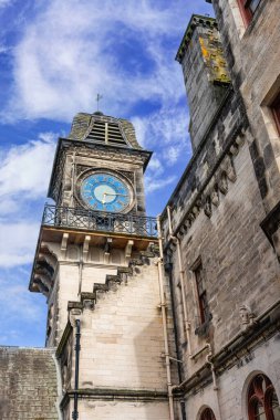 İngiltere, İskoçya 'nın doğu kıyısındaki ortaçağ Dunrobin Kalesi saat kulesi.