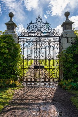 İngiltere, İskoçya sahilindeki Dunrobin Kalesi 'nden sahil kapısı.