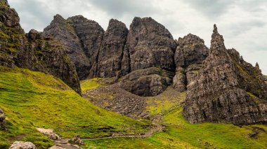 Sözde Storr 'un Yaşlı Adamı' nın kaya oluşumu aşağıdan görüldü ve zirveye tırmanmak için bir yol ile, İskoçya, İngiltere