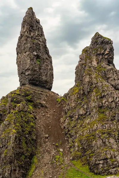 いわゆるストラーのオールドマンとスコットランドの小さなクライマーフィギュアの奇妙な岩の形成 — ストック写真