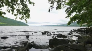 İskoçya 'daki Loch Ness kıyısında, bitki ve ağaçlarla dolu, canavarı Nessi ile ünlü göl.
