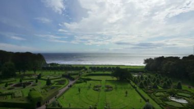 İngiltere, İskoçya kıyılarındaki Dunrobin Castle Gardens 'ın panoramik manzarası.