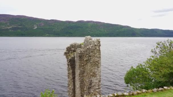 モンスター スコットランド イギリスを探してLoc Nessを旅する観光客ボート — ストック動画