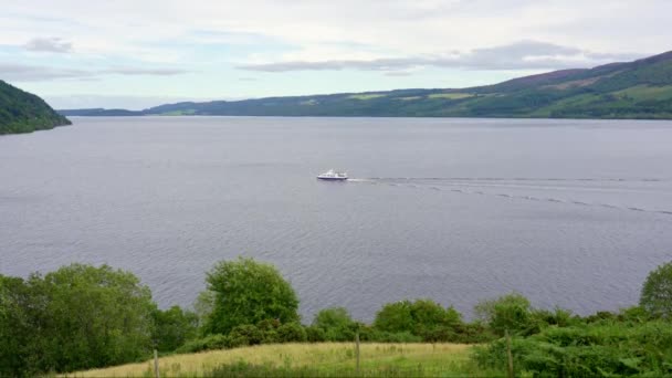 Loď Plující Obrovské Loch Ness Středním Skotsku Obklopen Horami — Stock video