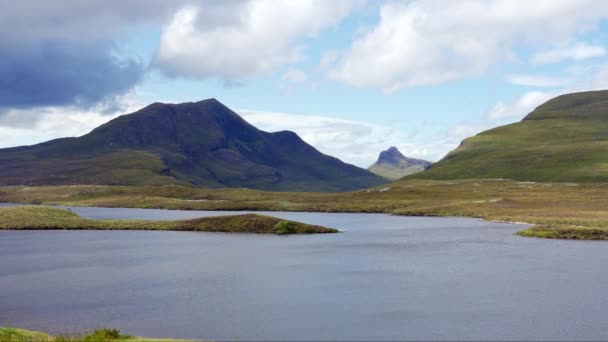 スコットランドの西海岸のハイランドのパノラママウンテン風景と湖 — ストック動画