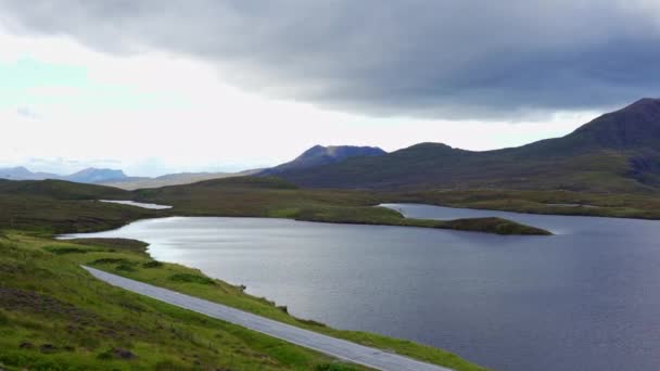 Samochód Przejeżdża Obok Drogi Między Górami Jeziorami Idyllicznym Krajobrazie Szkocja — Wideo stockowe