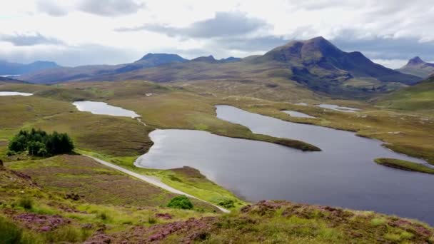 イギリスの曇りの日にスコットランドのHihglandsの山と湖の素晴らしいパノラマ — ストック動画
