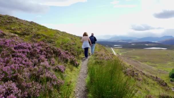 Hombre Una Mujer Caminando Por Las Montañas Escocesas Paisaje Idílico — Vídeos de Stock
