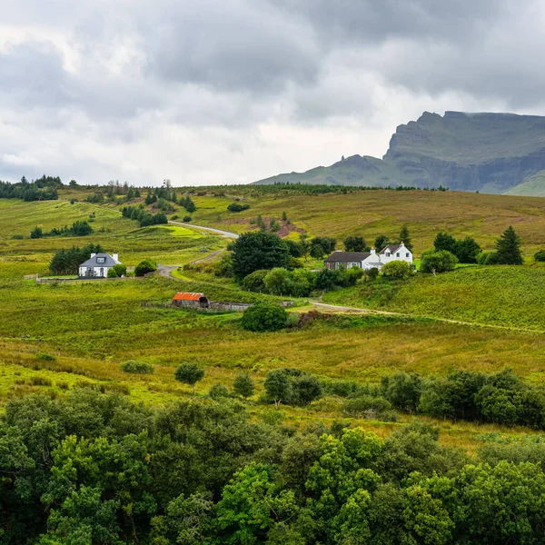 Paisaje Verde Con Altas Montañas Cabañas Isla Skye Escocia Reino — Foto de Stock