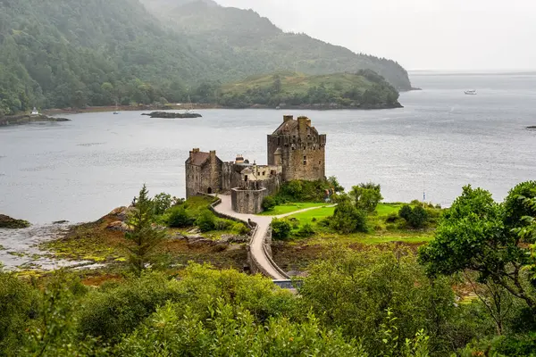 Sabah erken güneş ışığı üzerinde Eilean Donan Kalesi, Kyle Lochalsh İskoçya'nın Batı Highlands.