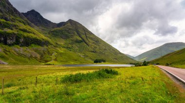 İskoçya 'daki çarpıcı Glencoe Vadisi' nden geçen yol.
