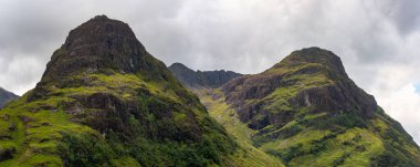 Glencoe Vadisi, İskoçya, İngiltere 'deki Üç Kız Kardeş adlı dağlarda.