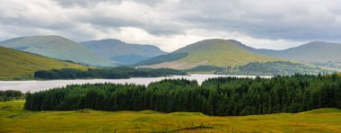 İskoçya 'daki Glencoe Vadisi' nin gölleriyle dağlık ve yeşil manzaranın muhteşem manzarası..