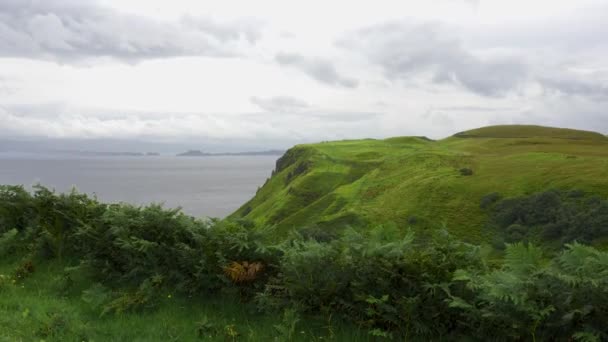 Скелі Зеленими Луками Горами Краю Моря Острові Скай Шотландія — стокове відео