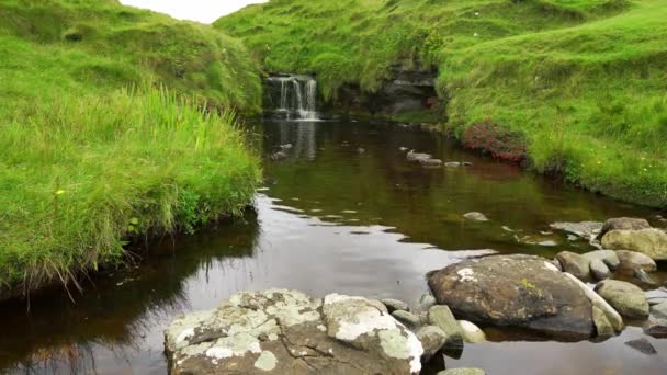 Маленький Водопад Зеленых Лугах Которые Покрывают Остров Скай Горах Шотландии — стоковое видео