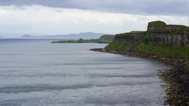 Piękny Krajobraz Morski Klifami Wysokimi Górami Skraju Morza Wyspie Skye — Wideo stockowe