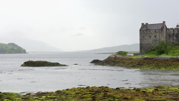 Eilean Donan Hrad Moře Deštivý Den Vysočině Skotska — Stock video