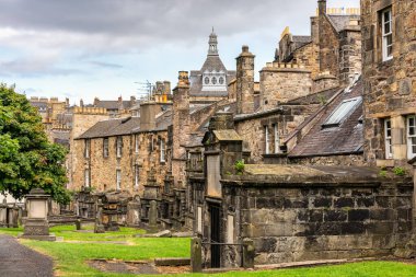 İskoçya, Edinburgh 'daki Greyfriars Mezarlığı' ndaki evlerin yanına yerleştirilmiş çok eski mezarlar.