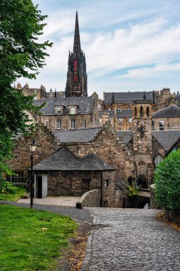 Edinburgh 'un merkezinde bulunan Greyfriars Ortaçağ mezarlığı tarihi binaların yanında, İskoçya
