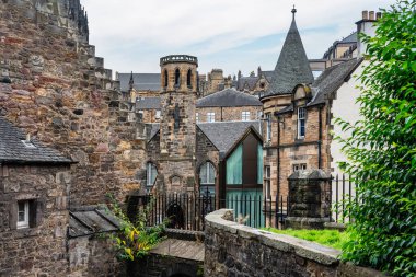 Edinburgh 'un merkezinde bulunan Greyfriars Ortaçağ mezarlığı tarihi binaların yanında, İskoçya