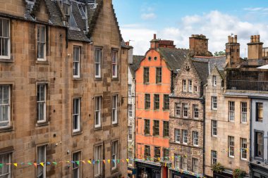 Edinburgh şehir merkezindeki Victoria Caddesi, İskoçya 'daki Ağustos partisi için bayraklarla süslenmiş.