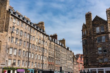 Edinburgh, İskoçya 'daki Royal Mile' ın ana caddesindeki tarihi binalar.