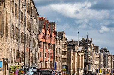 Edinburgh, İskoçya 'daki Royal Mile' ın ana caddesindeki tarihi binalar.