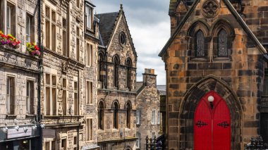 Eski taş binalar ve ortaçağ görünümlü şehir Edinburgh, İskoçya 'da