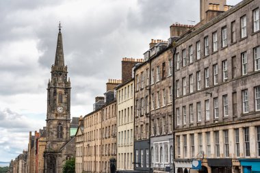 İskoçya 'nın başkenti Edinburgh' daki Royal Mile 'ın ana caddesinde muhteşem güzellikte binalar.