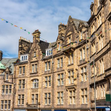 İskoçya 'nın Edinburgh şehrinin işlek Royal Mile' ındaki tarihi binaların cepheleri.