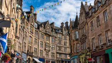 Edinburgh, İskoçya 'da renkli dükkanları ve eski taş binaları olan Cockburn alışveriş caddesi