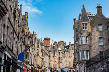 İskoçya, Edinburgh 'un merkezindeki Cockburn Caddesi' ndeki güzel taş binalar.