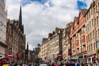 Edinburgh, İskoçya, İngiltere, 22 Ağustos 2023: Turist ve sokak gösterileriyle dolu Royal Mile